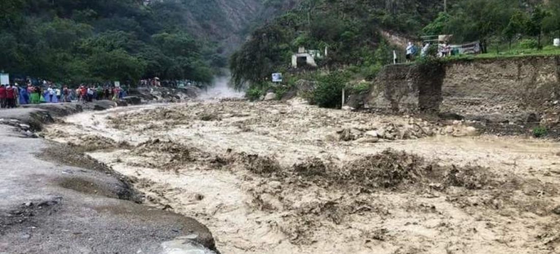 Desalojan a 500 turistas tras desbordarse el río Tolantongo en Hidalgo
