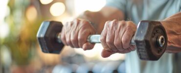 Descubre cómo los huevos y el pescado pueden ayudar a mantener tu masa muscular tras los 60 años.