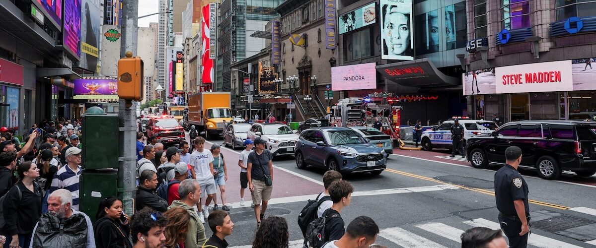 Descubre cómo el nuevo umbral de ingreso en Nueva York redefine la clase media y sus implicaciones sociales.