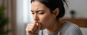 Descubre cómo tratar la tos con soluciones caseras y cuándo es imprescindible acudir a un médico.