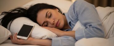 Descubre cómo el uso del móvil antes de dormir impacta tu calidad de sueño y tu bienestar.