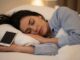 Descubre cómo el uso del móvil antes de dormir impacta tu calidad de sueño y tu bienestar.