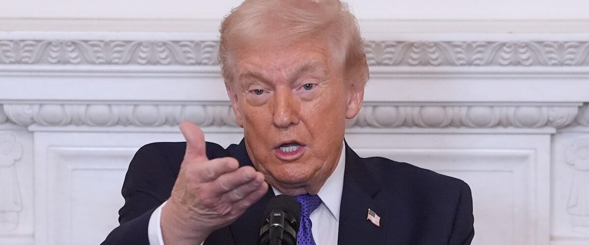 Donald Trump ha firmado una orden para establecer un arancel global del 10%, revolucionando el comercio internacional tras la decisión de la Corte Suprema.