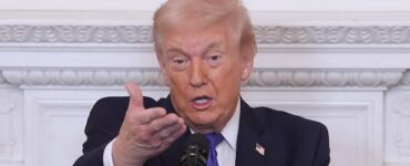 Donald Trump ha firmado una orden para establecer un arancel global del 10%, revolucionando el comercio internacional tras la decisión de la Corte Suprema.