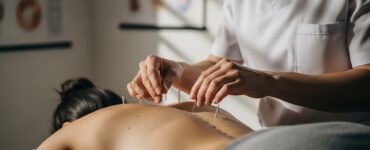 Descubre cómo la acupuntura puede mejorar tu salud física y mental según expertos en el tema.