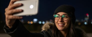 Descubre cómo optimizar tu celular para capturar mejores selfies en la noche con iluminación y ángulos adecuados.