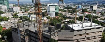 La inversión en construcción en El Salvador alcanzó un récord sin precedentes, impulsando el crecimiento económico del país.