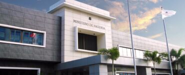 La administración dominicana evalúa la eliminación de impuestos para fortalecer las mipymes y mejorar el ahorro nacional.