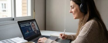 Una nueva IA se populariza entre estudiantes, generando preocupación en docentes por su capacidad para realizar tareas académicas completas.