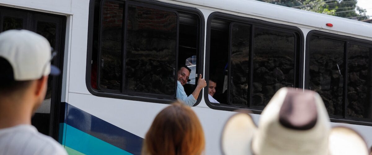 El crecimiento del transporte ilegal en El Salvador provoca serias consecuencias para el sector formal y la seguridad pública.