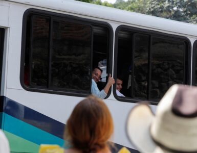 El crecimiento del transporte ilegal en El Salvador provoca serias consecuencias para el sector formal y la seguridad pública.