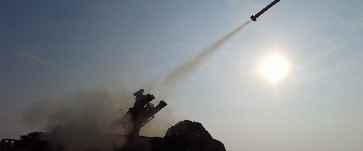 Descubre cómo la tecnología transforma los conflictos bélicos en el primer enfrentamiento 100% digitalizado y con drones.