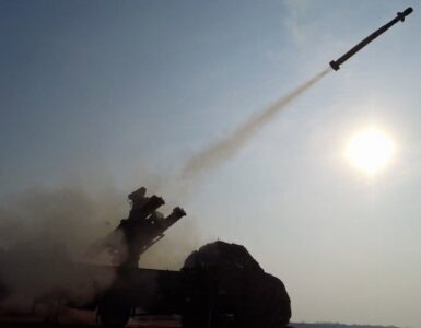 Descubre cómo la tecnología transforma los conflictos bélicos en el primer enfrentamiento 100% digitalizado y con drones.