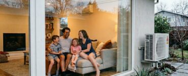 Los altos precios de la electricidad amenazan la adopción de bombas de calor, cruciales para la eficiencia energética en California.