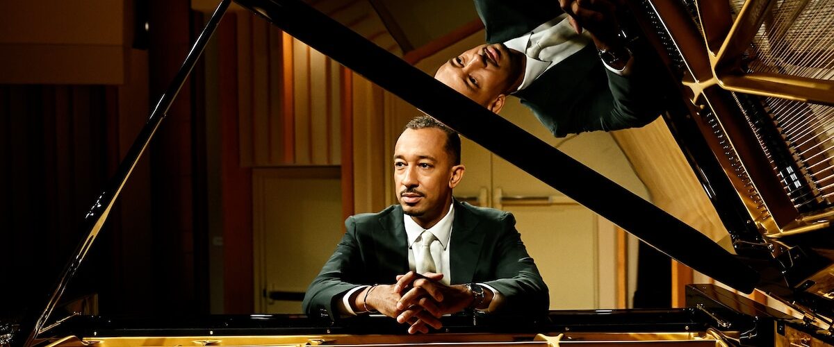 El pianista Gerald Clayton debutó en Buenos Aires, fusionando tradición e innovación en el Teatro San Martín.