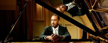 El pianista Gerald Clayton debutó en Buenos Aires, fusionando tradición e innovación en el Teatro San Martín.