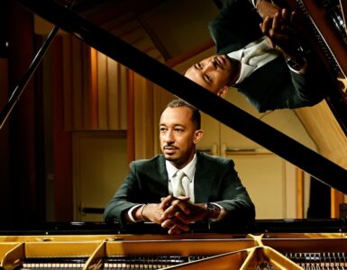 El pianista Gerald Clayton debutó en Buenos Aires, fusionando tradición e innovación en el Teatro San Martín.