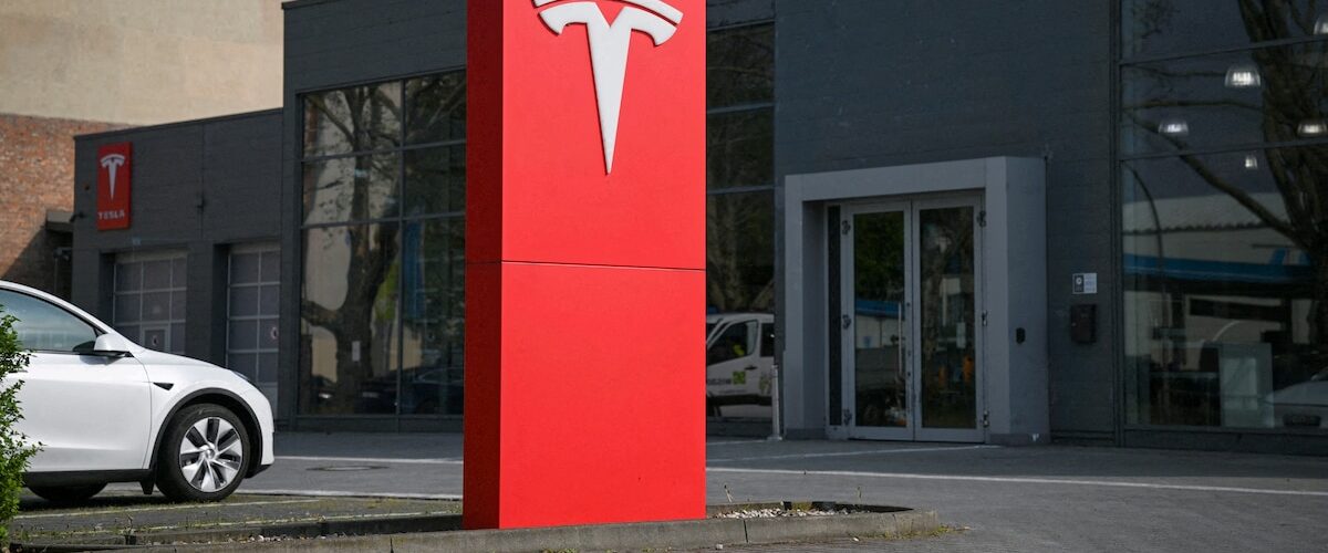 Las recientes ganancias de Tesla pueden ofrecer oportunidades de inversión tras el lanzamiento del nuevo chip AI5 de Elon Musk.