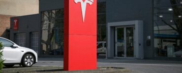 Las recientes ganancias de Tesla pueden ofrecer oportunidades de inversión tras el lanzamiento del nuevo chip AI5 de Elon Musk.