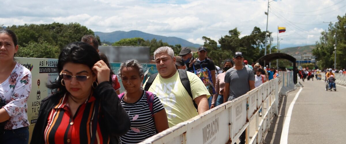 Un estudio revela que los migrantes venezolanos condicionan su retorno a mejoras en seguridad y empleo en su país.