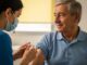 La nueva variante A(H3N2) K plantea riesgos para adultos mayores. Expertos aconsejan la inmunización de todos los convivientes.