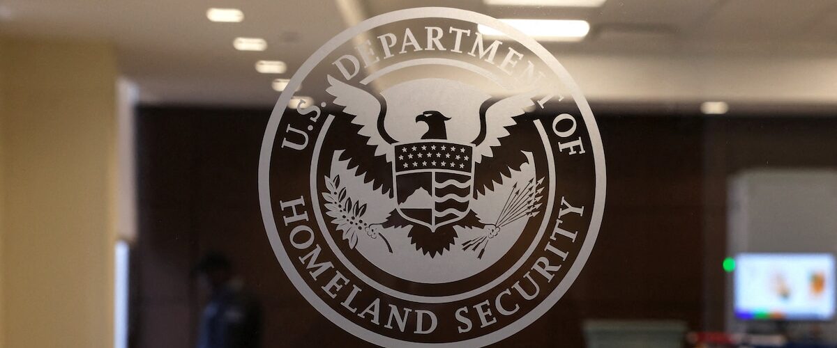 Las nuevas regulaciones del USCIS pueden resultar en rechazo de solicitudes y deportaciones por impago de cuotas de asilo.