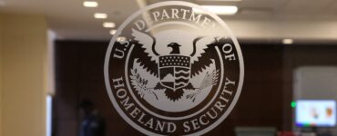 Las nuevas regulaciones del USCIS pueden resultar en rechazo de solicitudes y deportaciones por impago de cuotas de asilo.