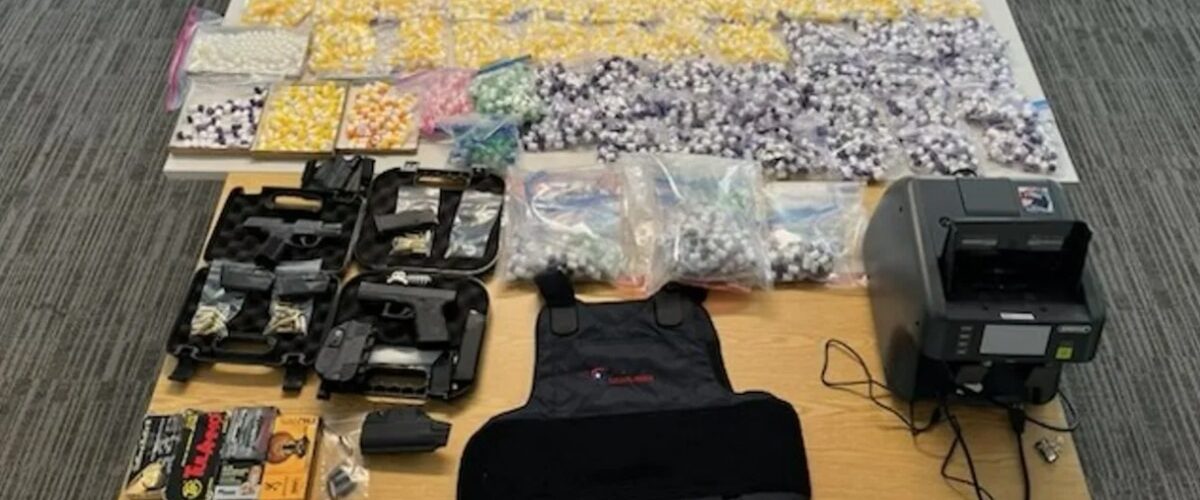 Cuatro latinos arrestados por operar un servicio de entrega de cocaína en un exclusivo edificio de Manhattan.