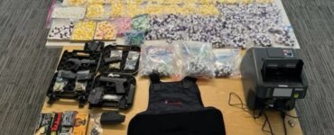 Cuatro latinos arrestados por operar un servicio de entrega de cocaína en un exclusivo edificio de Manhattan.