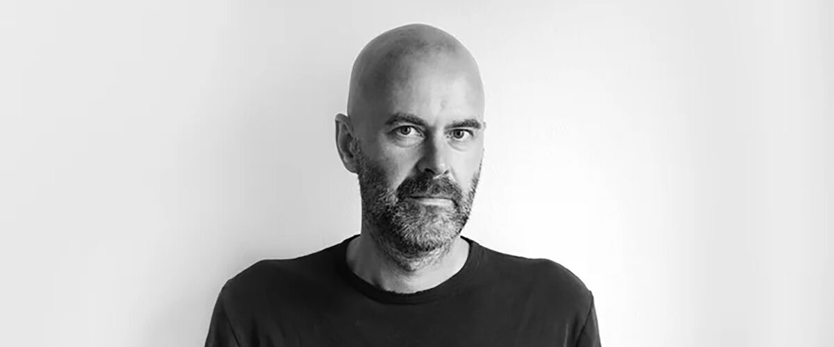Descubre cómo Patrik Svensson explora la relación entre los humanos y la naturaleza en sus narrativas profundas.