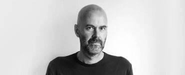 Descubre cómo Patrik Svensson explora la relación entre los humanos y la naturaleza en sus narrativas profundas.