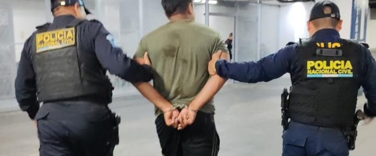 Un individuo capturado por un brutal asesinato en zona 18 enfrenta un proceso legal por homicidio y uso de arma.