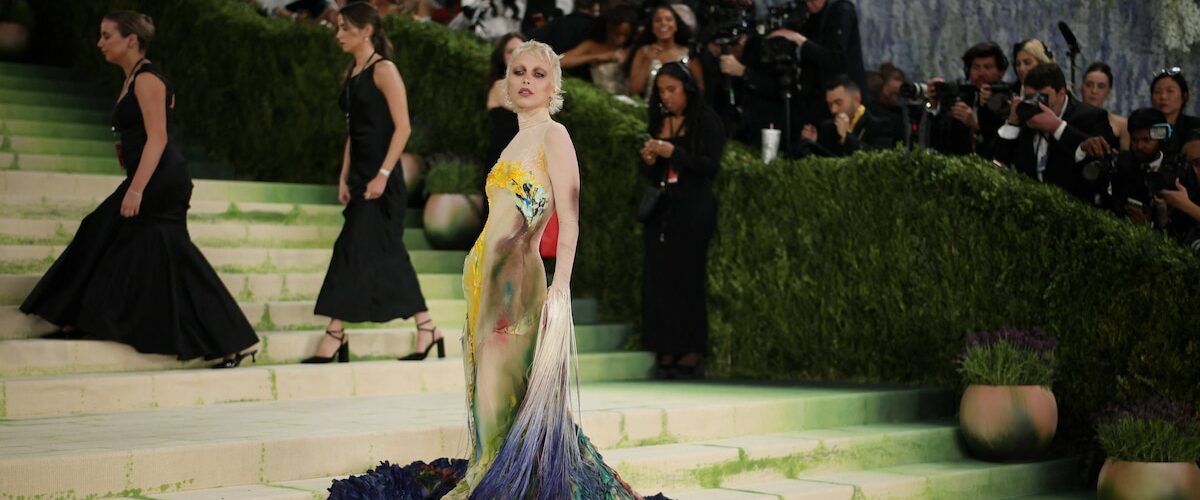 El impactante vestido pintado a mano por Emma Chamberlain que sorprendió en la Met Gala 2026 está generando gran conversación.
