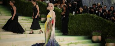 El impactante vestido pintado a mano por Emma Chamberlain que sorprendió en la Met Gala 2026 está generando gran conversación.