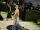 El impactante vestido pintado a mano por Emma Chamberlain que sorprendió en la Met Gala 2026 está generando gran conversación.