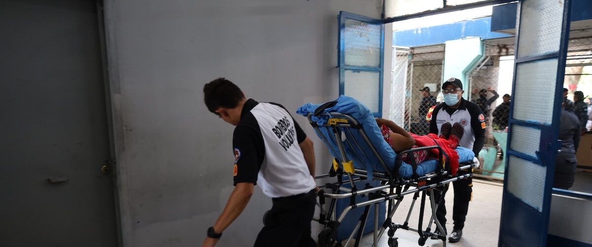 Seis mujeres resultaron hospitalizadas tras un motín en un centro de detención en Guatemala, lo que generó una intervención urgente.