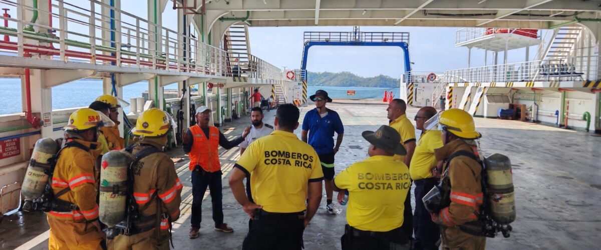 Bomberos de Costa Rica y Naviera Tambor probaron protocolos de evacuación en el ferry más transitado del Golfo de Nicoya.