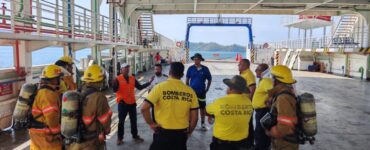 Bomberos de Costa Rica y Naviera Tambor probaron protocolos de evacuación en el ferry más transitado del Golfo de Nicoya.