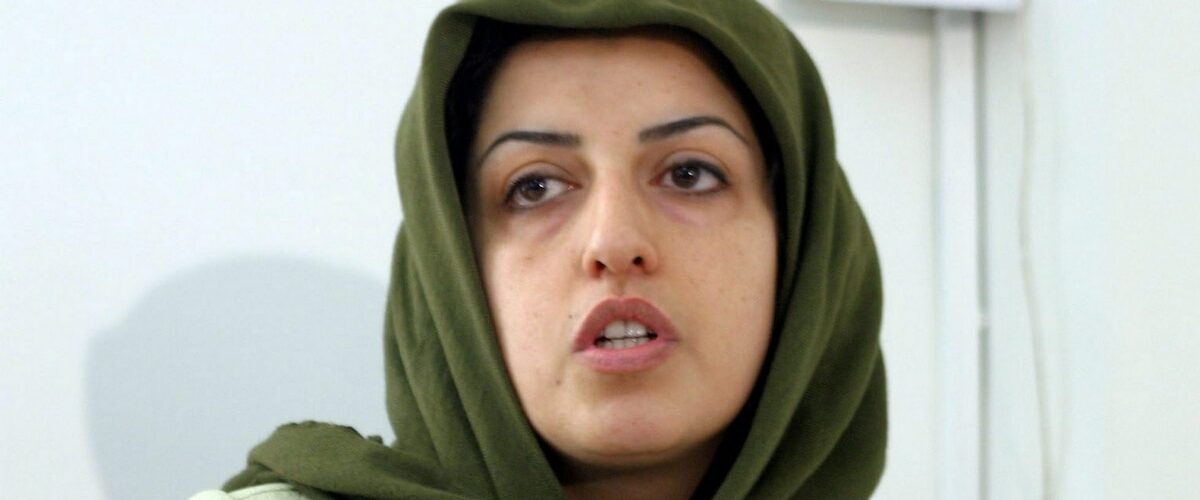 La activista iraní Narges Mohammadi, ganadora del Nobel de la Paz, sufre una grave crisis de salud en prisión.