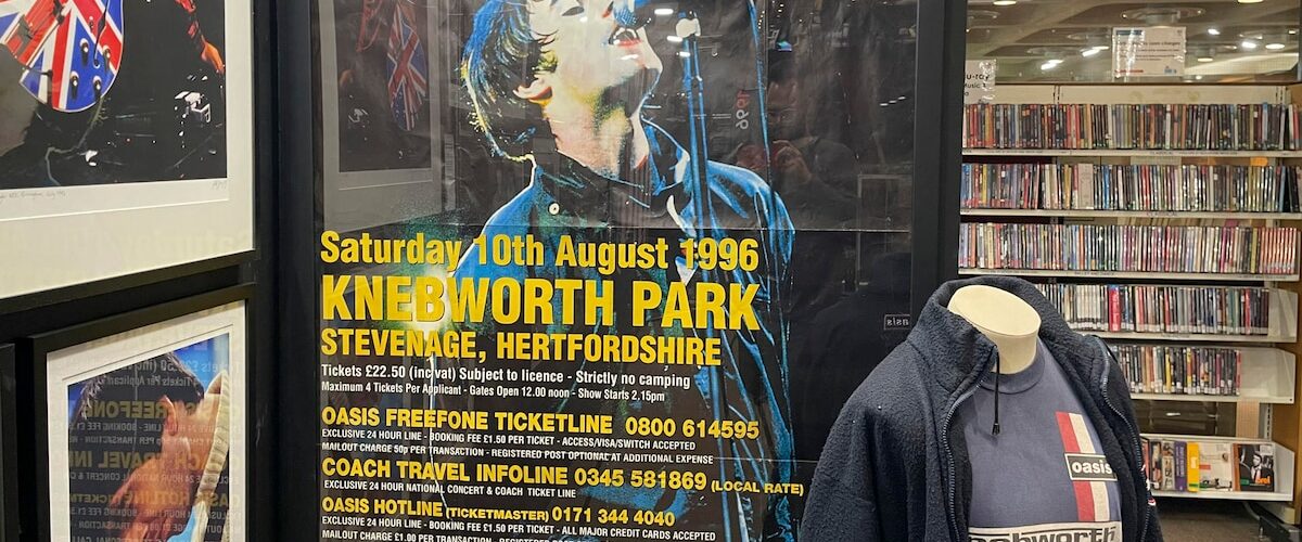 La nueva exposición revive el vibrante ambiente cultural de Londres en 1996, un año clave en la historia musical.