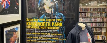 La nueva exposición revive el vibrante ambiente cultural de Londres en 1996, un año clave en la historia musical.