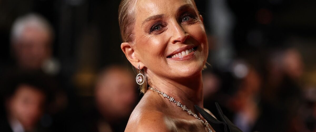 La actriz Sharon Stone revela cómo la natación y la meditación han transformado su vida y bienestar a los 68 años.