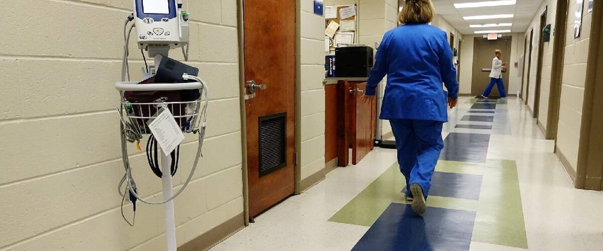 La demora en las exenciones de visa J-1 pone en riesgo la permanencia de médicos formados en Estados Unidos.
