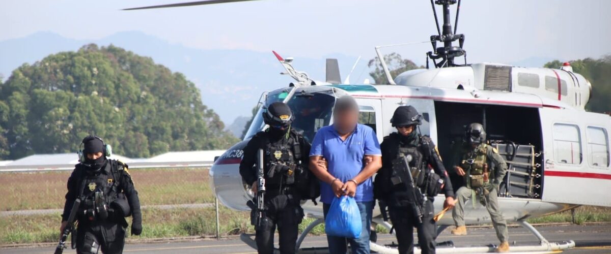 El presunto narcotraficante Jesús Chuma es trasladado a la capital guatemalteca para continuar su extradición hacia Estados Unidos.