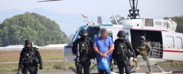 El presunto narcotraficante Jesús Chuma es trasladado a la capital guatemalteca para continuar su extradición hacia Estados Unidos.