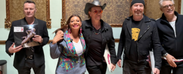 Clara Brugada se encuentra con U2 en el Centro Histórico de CDMX