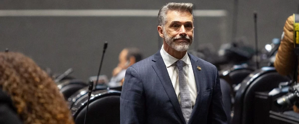 Sergio Mayer renuncia a Morena tras maltrato y presiones internas