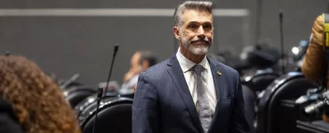 Sergio Mayer renuncia a Morena tras maltrato y presiones internas