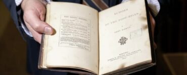 Un libro manchado de hollín reaparece tras un siglo, avivando el interés por la cultura local en San Francisco.
