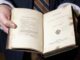 Un libro manchado de hollín reaparece tras un siglo, avivando el interés por la cultura local en San Francisco.
